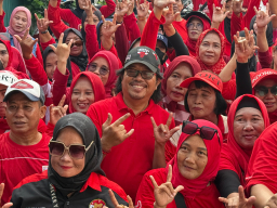 H. Budi Leksono Hadiri Senam SICITA PAC PDI Perjuangan Simokerto, Kobarkan Semangat Bung Karno dan Hidup Sehat