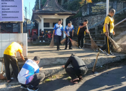 *Polres Lumajang Gelar Bakti Religi Bersihkan Sejumlah Tempat Ibadah Sambut Hari Bhayangkara ke -80*