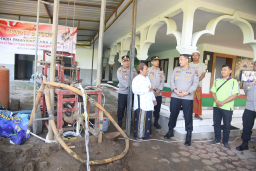 *Kado Hari Bhayangkara ke - 80, Polres Bondowoso Bangun Sumur Bor untuk Masyarakat di Sekar Putih*