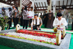 Jelang Hari Bhayangkara, Kapolri Ziarah ke Makam Gus Dur