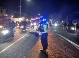 Pengendara Motor Meninggal Dunia Tertabrak Kendaraan Tak Dikenal Usai Terjatuh Saat Menyalip di Kabat