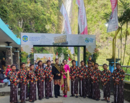 Giat Siraman Sedudo Disporabudpar Nganjuk Diwarnai Puluhan Stand Banner Bank Jatim,Pesanan Sponsorkah..??