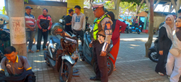 Pengendara Beat Tewas usai Tabrak Motor yang Berhenti Hendak Menyeberang di Jalur Nasional Ketapang