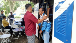 Tertatih Bertumpu Pada Tongkat, Purnawirawan TNI AD Rasakan Pelayanan Humanis Layanan SIM Keliling di Muncar