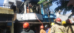 Kebakaran Rumah Dua Lantai di Tambak Segaran Surabaya Berhasil Dipadamkan, Tiga KK Terdampak Dapat Bantuan Darurat