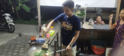 Adi, Pemuda 24 Thn Asal Sumber Pacing yang Sukses Merintis "Rumah Nasi Goreng", Sajikan Cita Rasa Istimewa dengan Harga