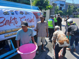 Polres Pelabuhan Tanjung Perak Salurkan Air Bersih untuk Warga di HUT Bhayangkara ke-80