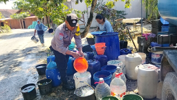 Polres Bojonegoro Salurkan 16 Ribu Liter Air Bersih untuk Warga Terdampak Kemarau di Ngambon
