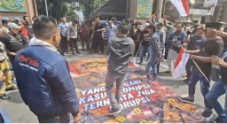 Lempar Telur Busuk ke Spanduk Bergambar Febrie Adriansyah, Aksi AMI Gegerkan Kejati Jatim