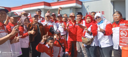 LSM LiRA Peduli OJOL, Bagikan 300 Kupon BBM Pertamax Gratis Dan Snack untuk Pengemudi Ojek Online di Sidoarjo