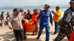 Polresta Banyuwangi Bersama Tim Gabungan Evakuasi Korban Terseret Ombak di Perairan Pulau Merah