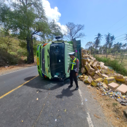 Hindari Truk dari Arah Berlawanan, Tronton Bermuatan Minuman Terguling di Bangsring
