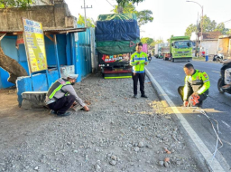 Diduga Mengantuk, Elf Travel Hantam Truk Parkir di Wongsorejo, Sopir Tewas