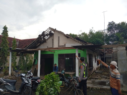 Puting Beliung Terjang Bulurejo, Sepuluh Rumah Rusak dalam Hitungan Menit