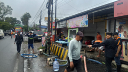 Drainase Jalan Nasional Kalibaru Dibongkar, Upaya Buka Sumbatan Pascabanjir Berlanjut