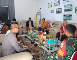 Dukung Kerjasama Pendidikan Global, Polsek Genteng Dampingi Survei Peace Corps di MTsN 8 Banyuwangi