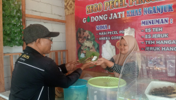 Berani Pedas, Kaya Rempah, Pecel Pincuk Khas Nganjuk Jadi Buruan Sarapan