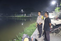 Kapolsek Pakal Dukung Ketahanan Pangan Melalui Pendampingan Budidaya Ikan Air Tawar di Kelurahan Sumberrejo