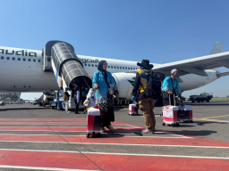 LAYANI KLOTER TERAKHIR, PROSES DEBARKASI HAJI DI BANDARA JUANDA BERJALAN LANCAR