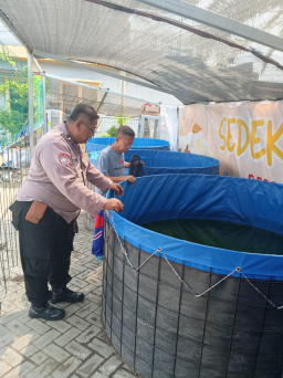 Bhabinkamtibmas Benowo Dukung Ketahanan Pangan dengan Sambangi Kelompok Tani Budidaya Lele