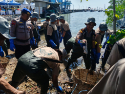Sinergi Bersih - bersih Pantai, Polres Gresik Wujudkan Indonesia ASRI
