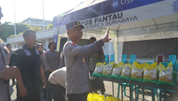 Polrestabes Surabaya Salurkan Paket Sembako untuk Warga di Hari Bhayangkara ke - 80