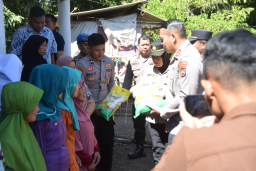 Polres Bondowoso Salurkan Bantuan Beras untuk Warga Curahpoh di Hari Bhayangkara - ke 80