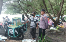Layanan Pengamanan Polres Blitar Patroli Dialogis di Wisata Pantai Serang