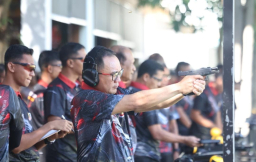 Buka Lomba Menembak Kapolda Jatim Cup 2026, Irjen Pol Nanang Avianto Tekankan Profesionalisme Penggunaan Senjata Api