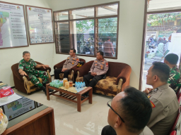 Kapolsek Wonocolo Silaturahmi ke Danramil, Teguhkan Komitmen Jaga Surabaya Tetap Aman dan Kondusif
