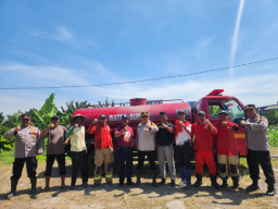 Hadapi Kemarau, Polres Pelabuhan Tanjung Perak Gandeng Damkar Siram Lahan Jagung Ketahanan Pangan