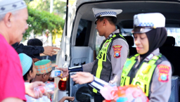 Satlantas Polres Gresik Tebar Kepedulian Lewat Program Jumat Berkah, Wujudkan Polisi Humanis dan Dekat dengan Masyarakat