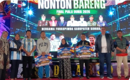 Bupati Sidoarjo H. Subandi, S.H., M.Kn. Gelar Nobar Final Piala Dunia 2026, Alun-Alun Dipadati Ribuan Warga