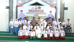 Kapolres Jombang Serahkan Beasiswa kepada Putra-Putri Pegawai Negeri Pada Polri Berprestasi