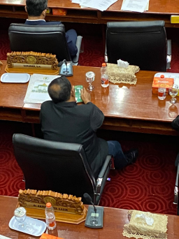 Diduga Asyik Bermain Game Saat Rapat Paripurna, Anggota DPRD Surabaya Tuai Sorotan Publik