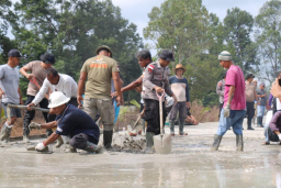 Gotong Royong Bersama Satgas Ops Damai Cartenz, Warga Mimika Rasakan Manfaat Akses Pemakaman yang Lebih Baik