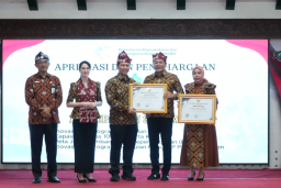 Bupati Dan Ketua TP-PKK Terima Penghargaan Dari Menteri Kependudukan Dan Pembangunan Keluarga RI