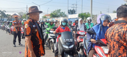Ratusan Warga Rela Nahan Panas Dan Berjubel Pekan Ketiga Berbagi BBM Gratis, Pemuda Pancasila Sidoarjo Konsisten Tebar K