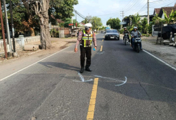 Saling Salip di Jalan Nasional, Pemotor Tersenggol dan Terlindas Truk, Seorang Penumpang Tewas