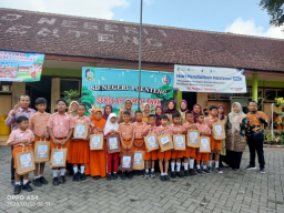 Santunan Yatim Piatu di SD Negeri 1 Genteng Jadi Media Pembelajaran Karakter Siswa