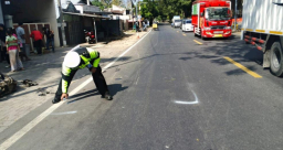 Serobot Jalur saat Menyalip, L300 Tabrak Motor di Kalipuro, Buruh Alami Patah Tulang