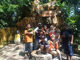 Liburan Keluarga Pimpinan Dua Media Online di Kebun Binatang Surabaya