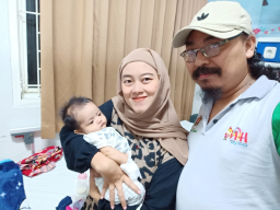 Sekretaris DPP KWI Bersama Istri Jenguk Putri Ketua Umum Umar Hayat, Sampaikan Doa dan Dukungan Moril