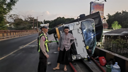 Diduga Sopir Mengantuk, Truk Box Rusak Pembatas Jembatan di Wongsorejo