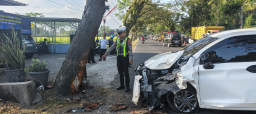Xenia Keluar Jalur dan Hantam Pohon di Kabat, Sopir Luka Ringan