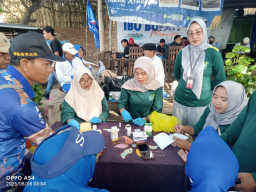 Tak Sekadar Bersih Pantai, Puskesmas Badean Buka Cek Kesehatan Gratis