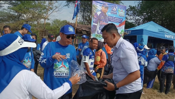 Jelang HUT Demokrat ke-25, Michael Edy Turun Bersihkan Pantai Indah Kedunen