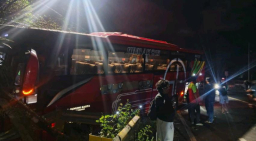 Honda Supra Belok Mendadak, Bus Gunung Harta Banting Setir hingga Tabrak Jembatan