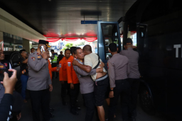 Kapolres Pelabuhan Tanjung Perak Turun Dampingi Korban, Pastikan Penanganan Kebakaran KM Mutiara Sentosa 2 Berjalan Maks
