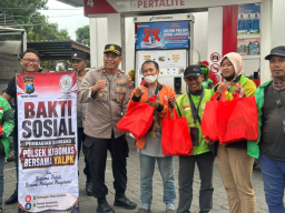BBM Gratis untuk Ojol, Senyum Ceria Warga Gresik Warnai Bakti Sosial Polsek Kebomas dan YALPK